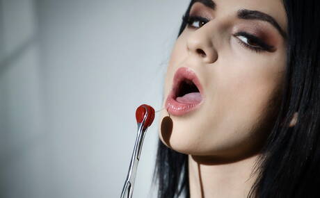 The Life Erotic pleased to share with you a free picture gallery with Mia Trejsi demonstrating well-done body